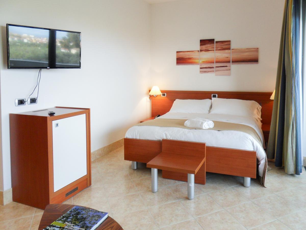 Park Hotel Mirabeau Монтепаоне Екстериор снимка