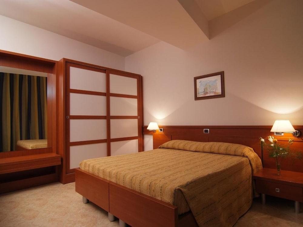 Park Hotel Mirabeau Монтепаоне Екстериор снимка